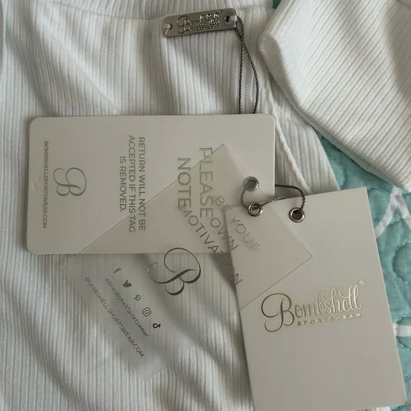 Elegant White Ribbed Bodysuit - Picture 9 of 9